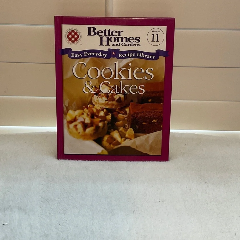 Better Homes and Gardens Cookies & Cakes Recipe Book - Magenta Cover